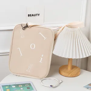 Canvas crossbody iPad opbergtas met handige schouderriem, minimalistische tablettas.