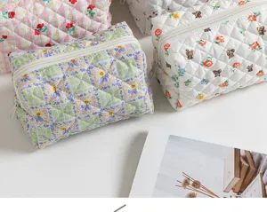 Vista dettagliata della borsa cosmetica trapuntata floreale, custodia per trucco.
