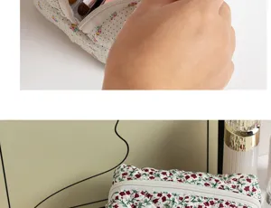 Vista dettagliata della borsa cosmetica trapuntata floreale con chiusura a zip e ampio spazio.