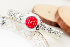Elegante reloj de pulsera con corazón para mujer, esfera roja y movimiento de cuarzo, elegante.