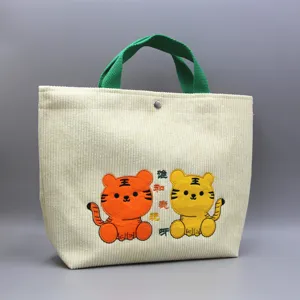 Sac cabas en velours côtelé avec broderie de tigre et poignées vertes pour un usage quotidien.