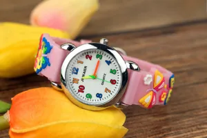 Orologio al quarzo in silicone rosa per bambini con farfalle 3D e quadrante chiaro.