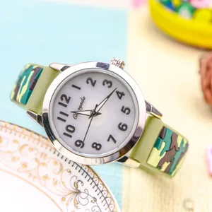 Orologio elettronico mimetico per bambini con luce brillante e cinturino in silicone.