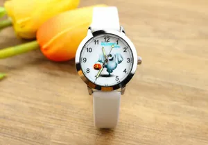 Vista detallada reloj de cuarzo infantil con esfera fantasma bonita y correa de cuero blanco.