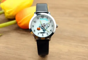 Primer plano de reloj de cuarzo infantil con esfera de fantasma y correa de cuero negro.