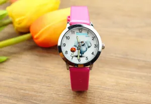 Vista detallada del reloj de cuarzo para niños con esfera de fantasma y manecillas.