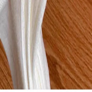 Gedetailleerde close-up van de textuur van witte geribbelde gebreide sokkenstof zacht.