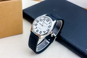 Minimalist silicone men quartz watch with bold arabic numerals and comfy black strap for daily wear.
