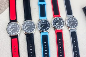 Simple silicone color-blocking men quartz watch with clear digital dial and soft strap for teens.