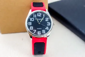 Stylish silicone strap quartz watch for men and teens with bold black dial and clear numbers.