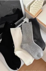 Klassieke effen geribbelde middelhoge sokken voor dames, comfortabele casual katoenen kousen.