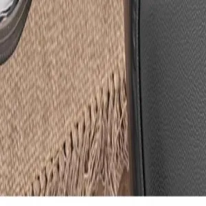 Gedetailleerd overzicht van geweven textielstof en lederen afwerking voor damessokken.