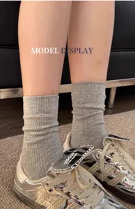 Grijs geribbelde kuitkousen voor dames, comfortabele dagelijkse katoenmix casual sokken.