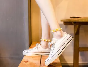 Sneakers in tela bianca con grazioso dettaglio di catena alla caviglia di perle, scarpe.