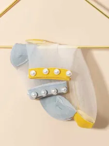 Calzini corti di seta di cristallo trasparente con eleganti perle per l'estate.