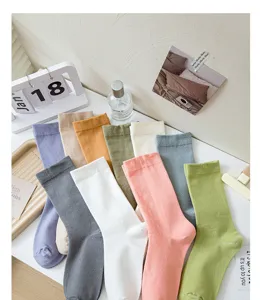 Vue détaillée de chaussettes mi-hautes unies pour femmes en coton aux teintes Morandi.
