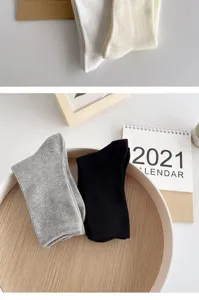 Nahaufnahme Detail einfarbiger JK Mittelsocken im minimalistischen Lifestyle-Setting.