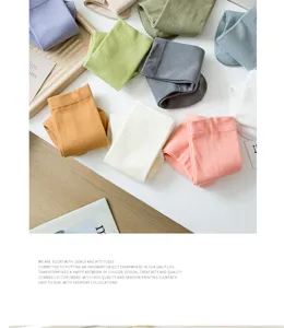 Chaussettes mi-hautes unies en coton épais pour femmes en détail avec des tons Morandi doux.