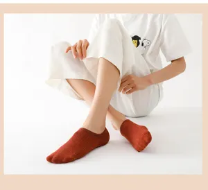 Women's summer low-cut boat socks, breathable solid color ribbed ankle socks for daily wear.