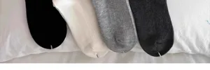 Detailweergave van geribbelde effen sokken, zacht katoenblend materiaal, vier veelzijdige basiskleuren.