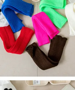 Gerippte Stulpen und Strümpfe in leuchtenden Farben, ideal für Herbst, Winter und Partyoutfits.