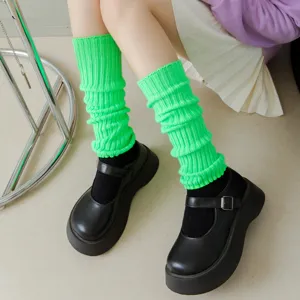 Leuchtend grüne Strick Beinstulpen Stulpen für stylische Winter Outfits und Party.