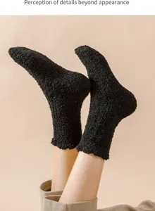 Close-up van pluche zwarte sokken, warm koraalfleece materiaal voor comfort in de winter.