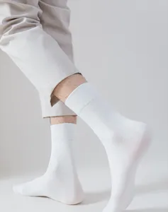 Detaillierte Ansicht weiss herren baumwolle socken mit atmungsaktivem stoff und feinem muster.
