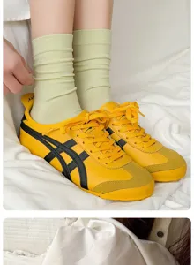 Gros plan détaillé de chaussettes mi-hautes en coton respirant associées à des baskets.