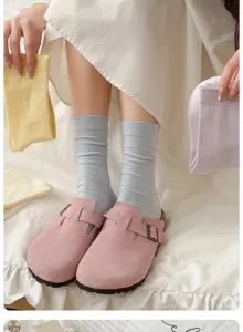 Vue détaillée de chaussettes en coton respirant aux douces couleurs pastel, style nippon.