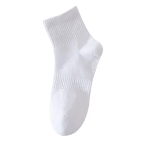 Classic solid white mid-tube sports socks for men and women, comfortable breathable cotton.