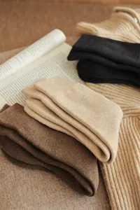 Detailansicht von dicken Baumwoll-Frottee-Socken im Winter in vielen Farben gemütlich warm.