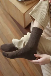 Herren dicke Baumwoll Thermosocken in Braun, angenehm warm und ideal für die kalte Jahreszeit.