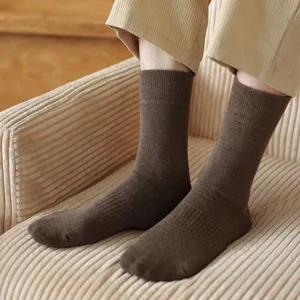 Herren dicke thermische Baumwoll-Socken, kuschelige Winter-Frotteesocken in schlichtem Braun.