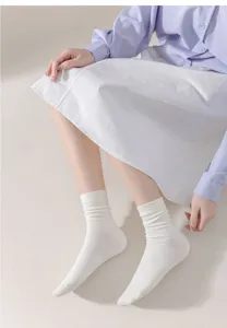 Nahaufnahme von weißen Baumwollsocken getragen vom Model, weicher Stoff und bequeme Passform.