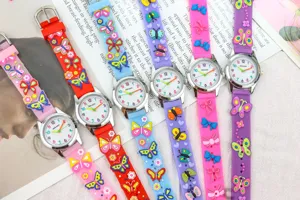 Montre à quartz en silicone pour fille mignonne avec bracelet papillon coloré et chiffres.