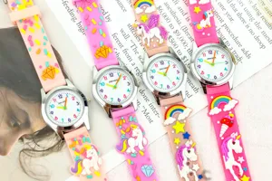 Montre quartz enfant détail bracelet silicone coloré motif licorne arc-en-ciel.