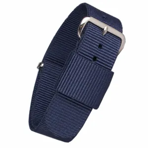 Dettaglio cinturino orologio in nylon blu notte, trama intrecciata con fibbia in argento.