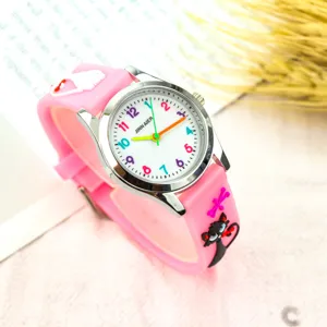 Montre à quartz rose mignonne pour filles avec chiffres colorés et bracelet chat noir détail.