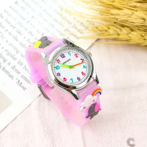 Jolie montre à quartz pour enfants avec bracelet en silicone rose et chiffres colorés au quotidien.
