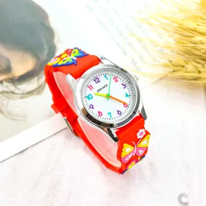 Montre quartz enfant vue detaillee, avec bracelet en silicone rouge et motifs de papillons.