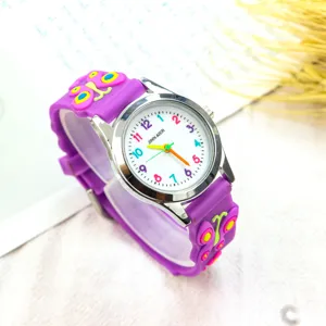 Vue détaillée de la jolie montre quartz papillon violette pour enfants avec chiffres colorés.