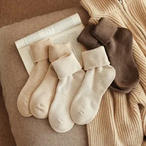 Dicke thermische Wintersocken für Herren, kuschelige Frottee-Strümpfe in neutralen Farben.