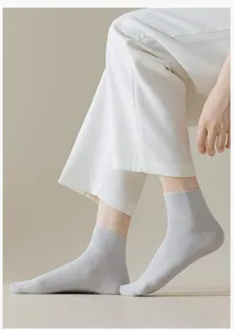 Nahaufnahme bequemer Damen-Kurzsocken aus weicher Baumwolle, atmungsaktive und schlichte Passform.