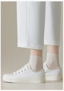 Nahaufnahme Detail von kurzen Damen Baumwollsocken in Beige, atmungsaktiv, weich.