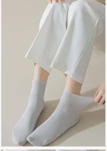 Detailaufnahme von Damen-Kurzsocken, weiche Baumwolle, bequeme niedrige Knöchelkleidung.