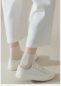 Damen dünne kurze Socken aus reiner Baumwolle in Weiß, bequeme Sommersocken für Damen.