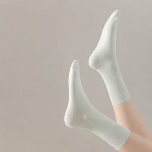 Women white mid-tube cotton socks, breathable anti-odor seamless toe daily wear main view