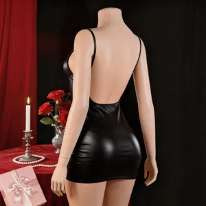 Vestido ajustado sexy de cuero PU negro con espalda descubierta mostrado en un maniquí