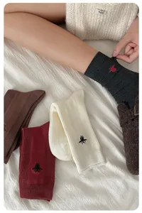 Gros plan détaillé de chaussettes en laine automne hiver élégantes avec broderie d'abeille.